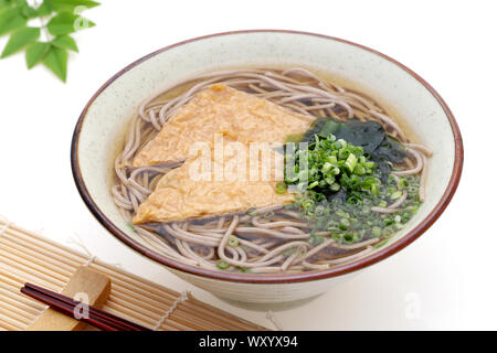 Nouilles soba d'Kitune japonais dans un bol en céramique avec des baguettes sur le bac Banque D'Images