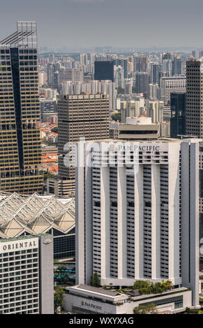 Singapour - Mars 21, 2019 : coup de toit des sables bitumineux. Birds Eye View of white Pan Pacific Hotel, entouré de gratte-ciel à perte de vue ca Banque D'Images