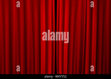 Rideau rouge sur la scène du théâtre ou cinéma légèrement ouverte Banque D'Images
