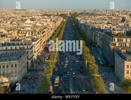 Champs-Elysées, Paris, France vue de l'Arc de Triomphe Banque D'Images