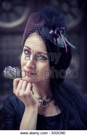 Portrait de femme tenant une fleur