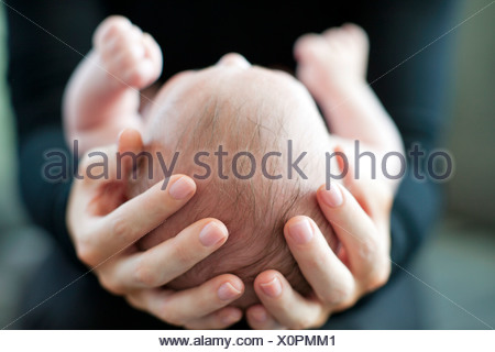 La mère et le bébé. Mère tenant son bébé âgé de 2 mois.