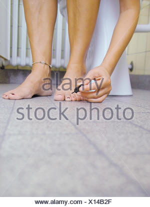 Toilettes, femme, détail, ongles vernis, baignoire, salle de bains, WC