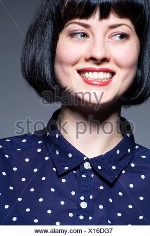 Jeune femme en chemisier bleu repéré à l'écart, smiling