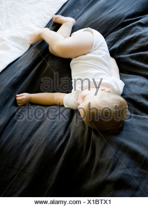USA, Utah, Provo, Baby Boy (18-23 mois) endormi sur le lit
