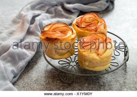 Feuille De Brick Gateaux Pomme Rose En Forme De Tasse De Cafe Photo Stock Alamy