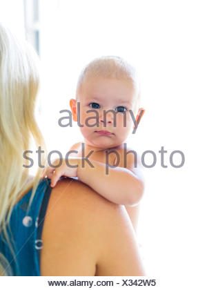 Mother holding baby boy (18-23 mois)