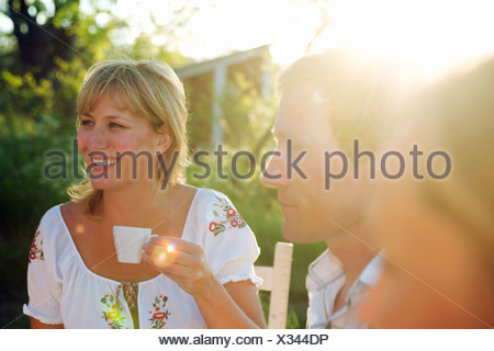 Une femme tenant une tasse de café, Fejan, archipel de Stockholm, Suède.