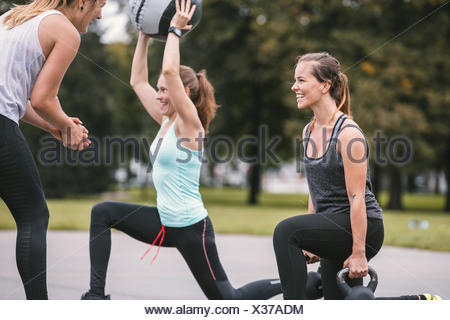 Trois femmes ayant une piscine d'entraînement boot camp