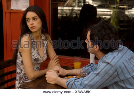 Plus de couple petit-déjeuner à la terrasse d'un café