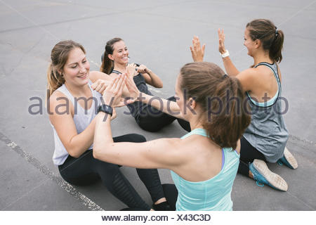 Quatre femmes ayant une piscine d'entraînement boot camp