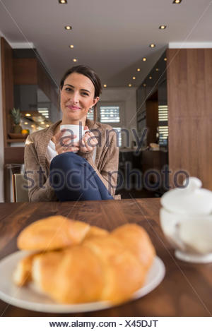 Mid adult woman at table de petit déjeuner, Munich, Bavière, Allemagne