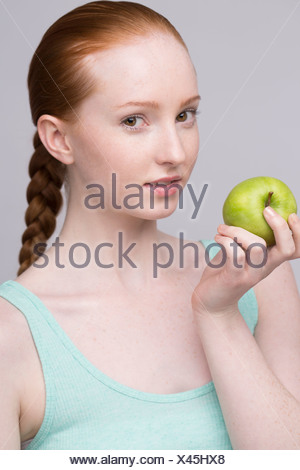 Portrait de jeune femme, holding green apple