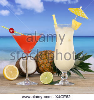 Cocktails und Alkohol Getränke am Strand und Meer