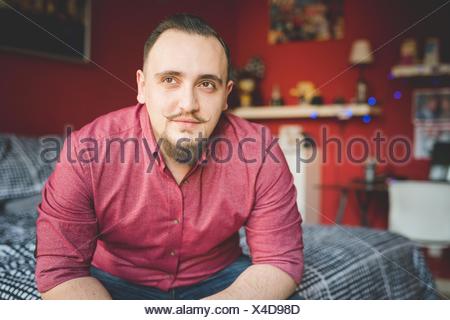 Portrait de jeune homme dans la chambre