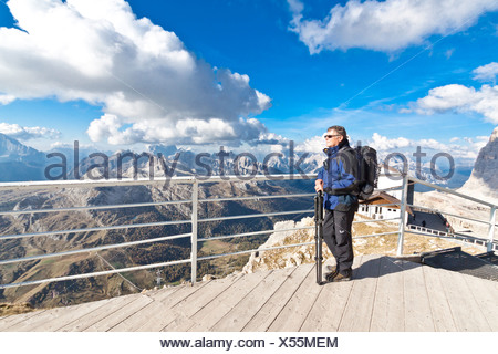 L'homme, 55, profitant de la vue depuis le pont du Rifugio Lagazuoi Mountain Inn, 2752 m, Col Falzarego, Dolomites, Italie