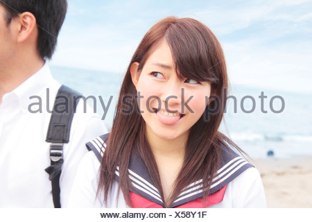Jeune femme avec langue