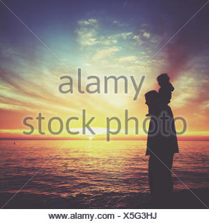 Silhouette d'un garçon assis sur les épaules de son père, Laguna Beach, Orange County, Californie, États-Unis