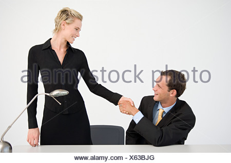 Poignée de main entre deux employés de bureau