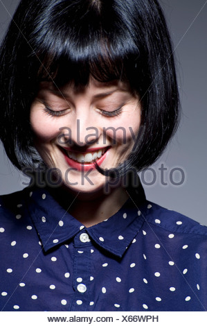 Jeune femme en chemisier bleu repéré à la baisse, smiling