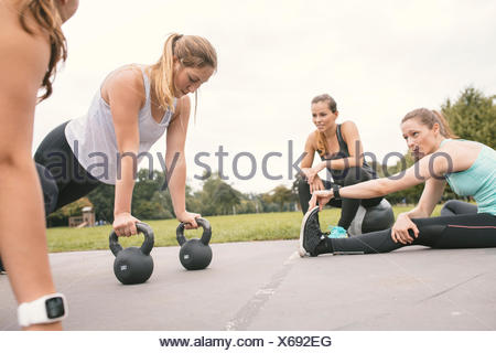Quatre femmes ayant une piscine d'entraînement boot camp