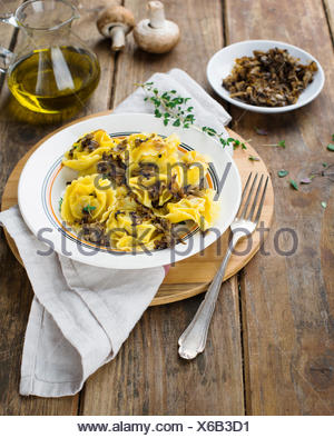 Tortellini Tortelli avec les champignons et les oignons grillés