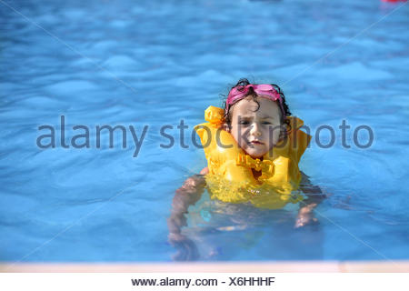 Girl 6 Porter Un Gilet De Sauvetage Et De Natation Dans Le Lac Comte De Sacramento Californie Photo Stock Alamy