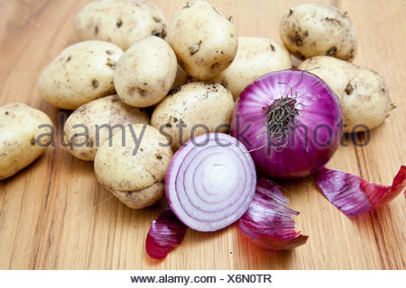 Oignons rouges et pommes de terre