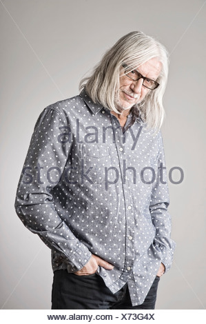 Portrait d'homme mûr, main dans la poche