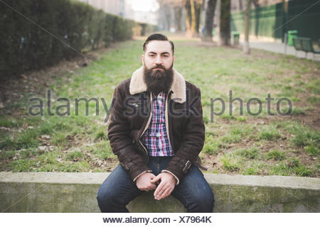 Jeune homme barbu dans park
