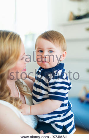 La Suède, Portrait of boy (18-23 mois) avec la mère
