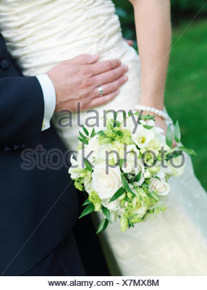 Young couple holding a bouquet de mariage, la Suède.