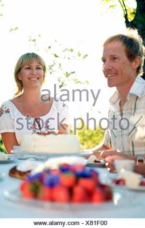 Deux personnes et un gâteau aux fraises, Fejan, archipel de Stockholm, Suède.