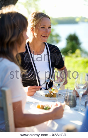 Deux femmes en train de dîner le songe d'une partie, Fejan, archipel de Stockholm, Suède.