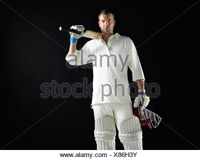 Joueur de Cricket cricket holding, comité permanent sur l'épaule