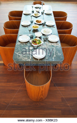 Placesettings et la nourriture sur la table de luxe