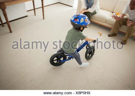 Garçon apprendre à faire du vélo location, high angle