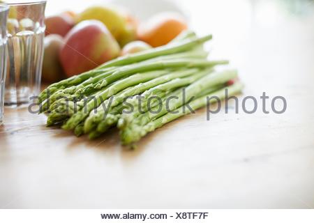 Les asperges, les fruits, de boire dans un verre sur une table à manger