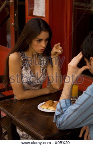 Plus de couple petit-déjeuner à la terrasse d'un café