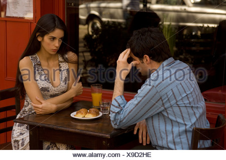 Plus de couple petit-déjeuner à la terrasse d'un café