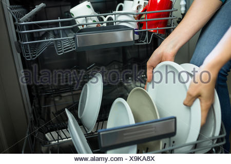 vider le lave-vaisselle femme banque d'images, photo stock: 37523636