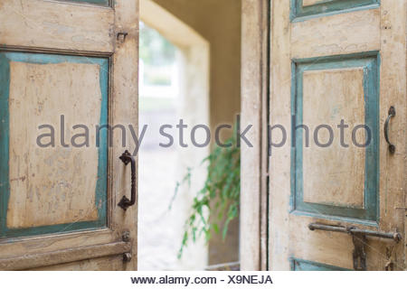 Close up de porte et les poignées de la maison rustique