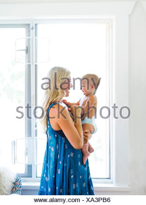 Mother holding baby boy (18-23 mois)