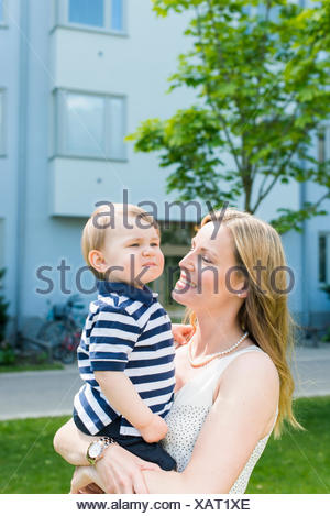La Suède, Sodermanland, Nacka, Finnboda Hamn, Mère et bébé garçon (18-23 mois) in park