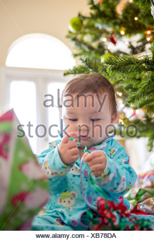 L'ouverture des cadeaux de noël bébé fille sur son premier Noël