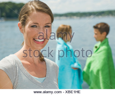 Mère et enfants sur un quai