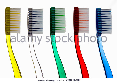 Des brosses à dents dans une rangée