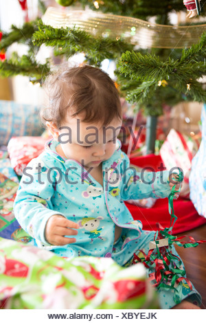 L'ouverture des cadeaux de noël bébé fille sur son premier Noël