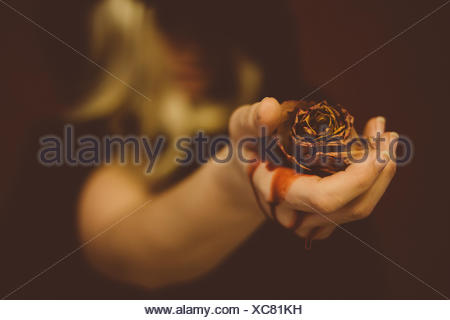 Portrait of Woman Holding Rose morte avec purge