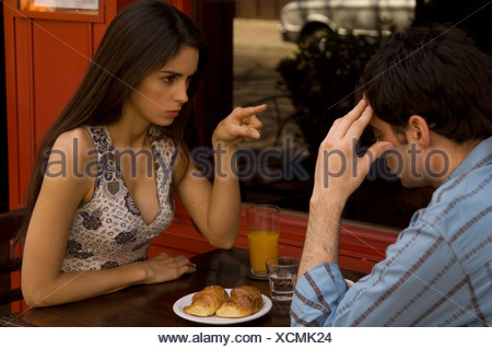 Plus de couple petit-déjeuner à la terrasse d'un café